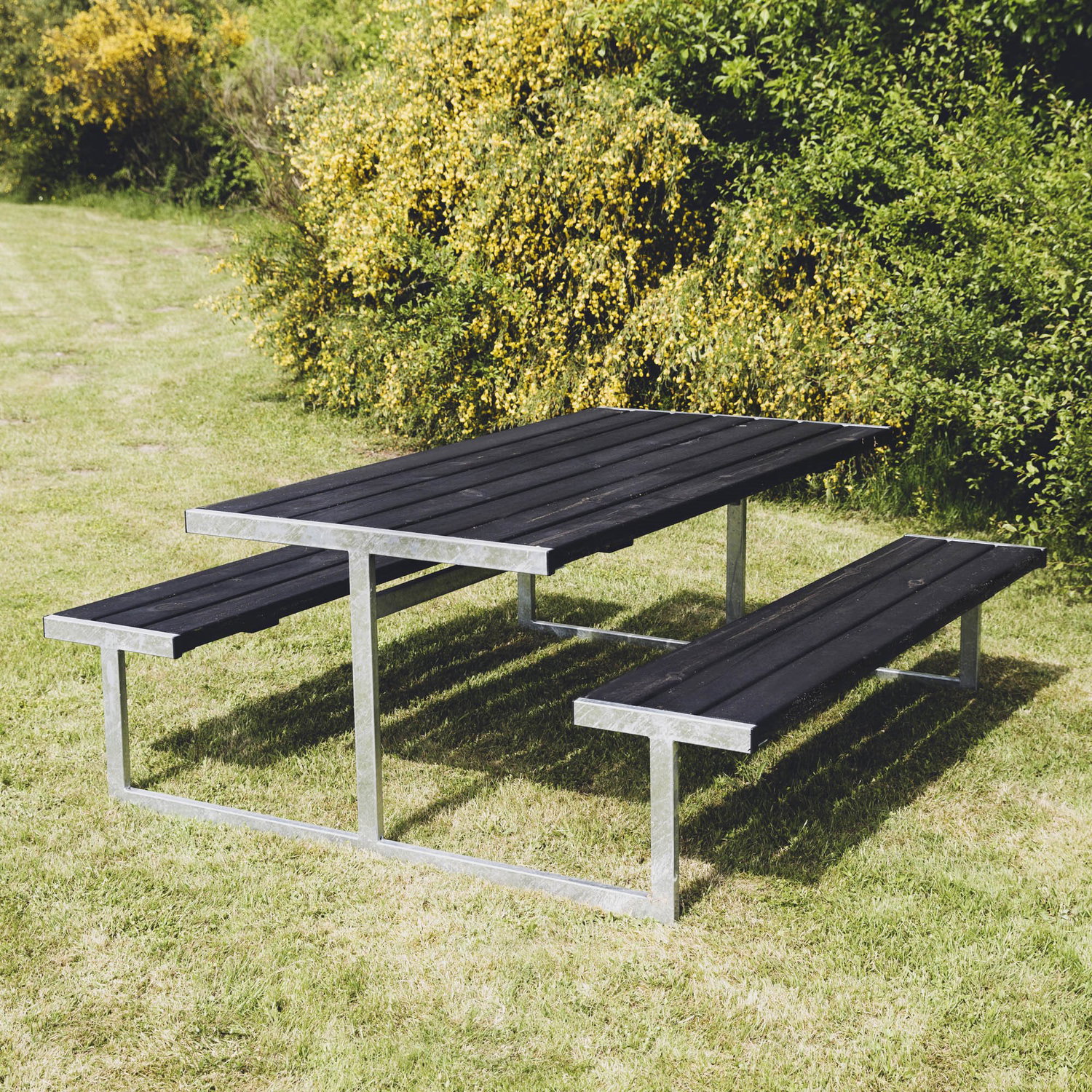 Sort picnicbord i stål til haven Sort picnicbord med bænke på græsplæne