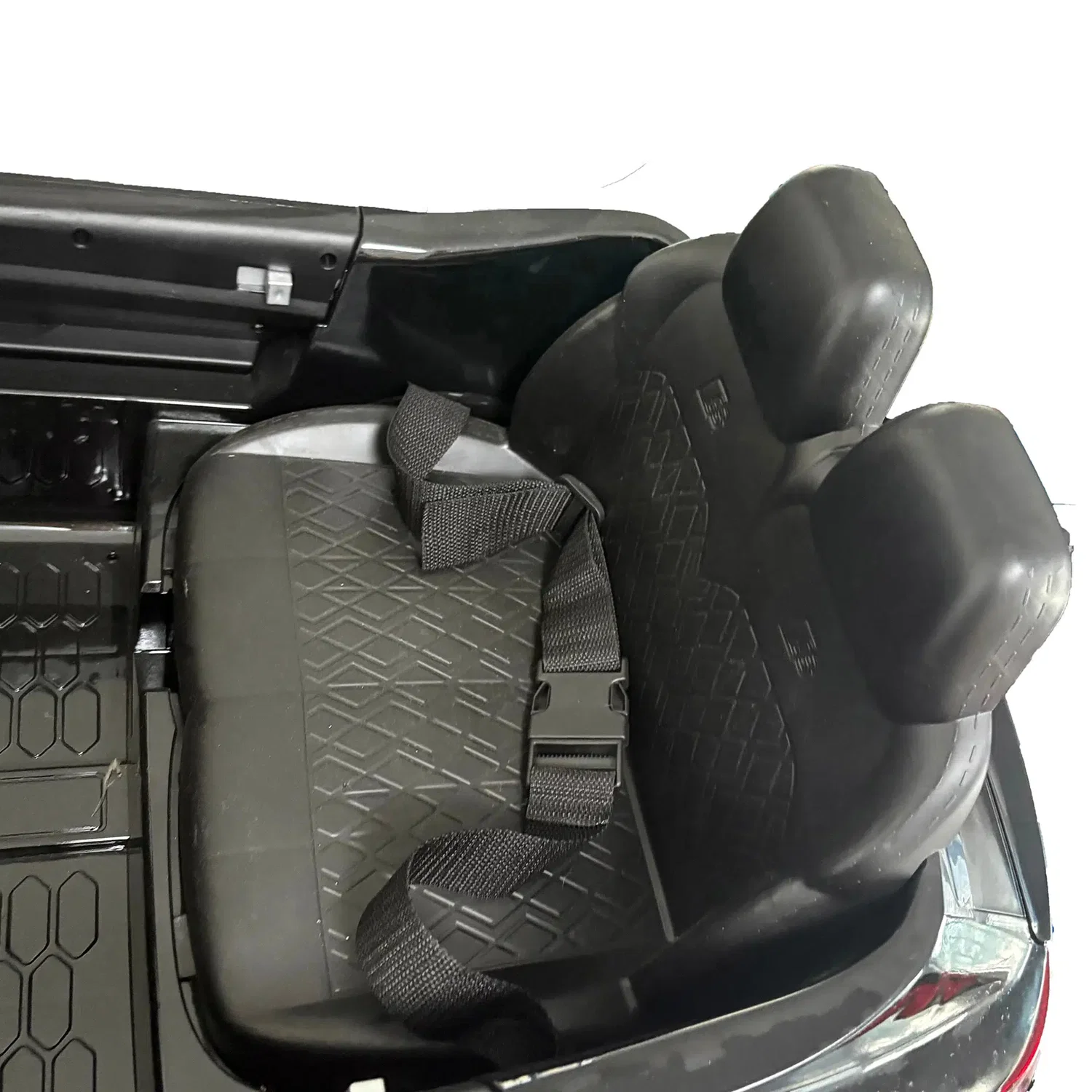 Audi SQ8 elbil til børn – NORDIC PLAY Speed sort | Sæde med sikkerhedssele Nærbillede af sort barnesæde med justerbar sikkerhedssele i Audi SQ8 elbil til børn, NORDIC PLAY Speed – officielt licenseret model med 2 x 10,8V motor