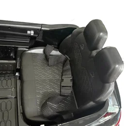Audi SQ8 elbil til børn – NORDIC PLAY Speed sort | Sæde med sikkerhedssele Nærbillede af sort barnesæde med justerbar sikkerhedssele i Audi SQ8 elbil til børn, NORDIC PLAY Speed – officielt licenseret model med 2 x 10,8V motor