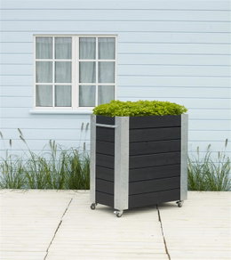 Sort høj plantekasse på hjul på terrasse