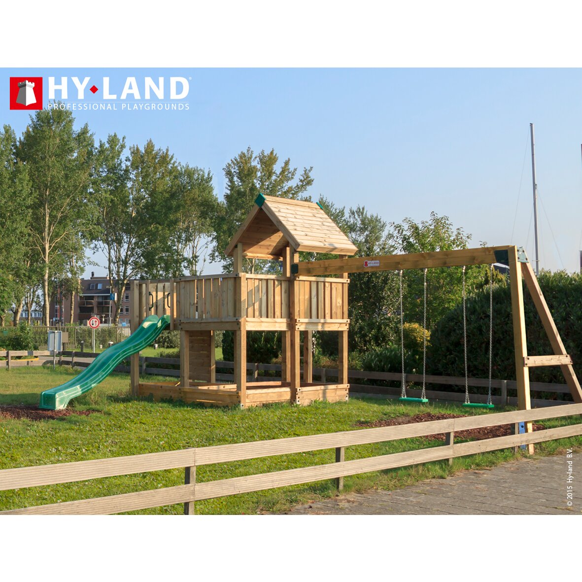 Hy-Land legeplads i træ med rutsjebane Hy-Land trælegeplads med tårn, rutsjebane og gynger