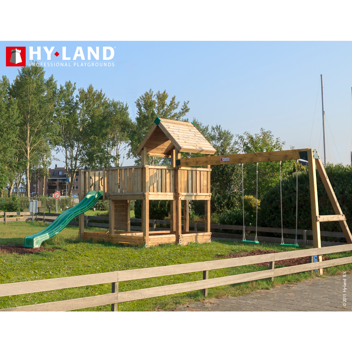 Hy-Land trælegeplads med tårn, rutsjebane og gynger