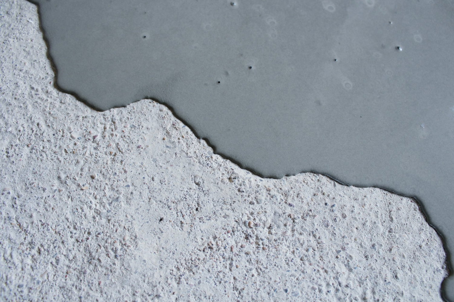 Selvnivellerende gulvspartelmasse på beton Nylagt selvnivellerende gulvspartel på rå beton