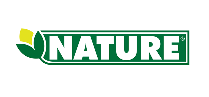 NATURE-logo med hvid tekst i grønt rektangel, dobbelt grøn ramme og et stiliseret blad i grøn og gul på sort baggrund