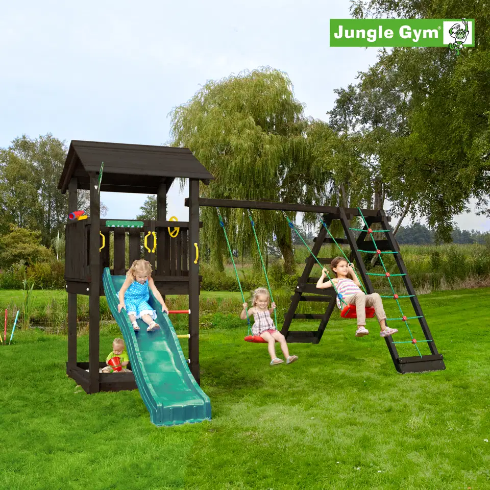 Jungle Gym Casa 2.1 legetårn – grundmalet sort med 2 Climb-moduler, mørkegrøn rutsjebane og gynger Jungle Gym Casa 2.1 legetårn grundmalet sort med mørkegrøn rutsjebane, to klatremoduler (Climb), gynger og sandkasse i en have – robust design fra Jungle Gym, ideel til mindre haver