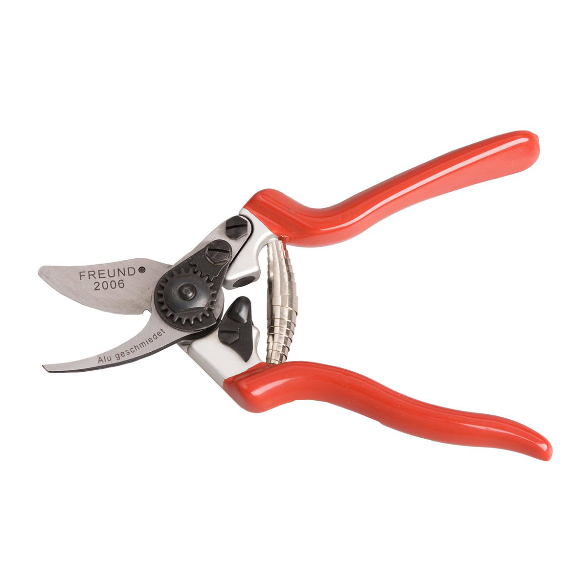Billede af Freund Beskæresaks 2006 fra Freund Victoria; let smedet aluminiumskrop, skarp kulstofstålsklinge, bypass-skæresystem, rille til trådskæring og ergonomiske røde håndtag, ideel til mindre hænder og præcis beskæring.