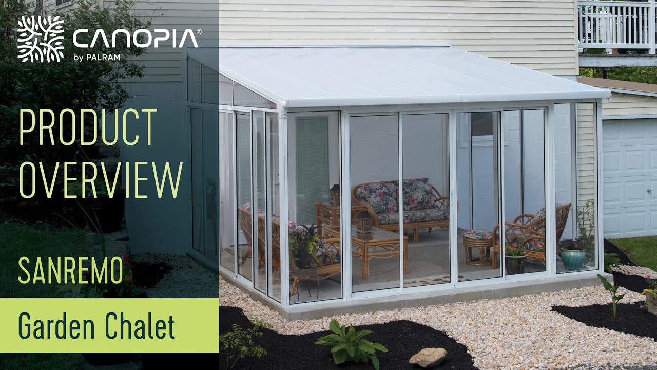 Canopia by Palram - Sanremo udestue 3x4,25 m hvid | glasvægge og skydedøre Palram - Canopia Sanremo udestue 3x4,25 m i hvid, set udefra med store glasvægge og skydedøre, indrettet med kurvemøbler og planter