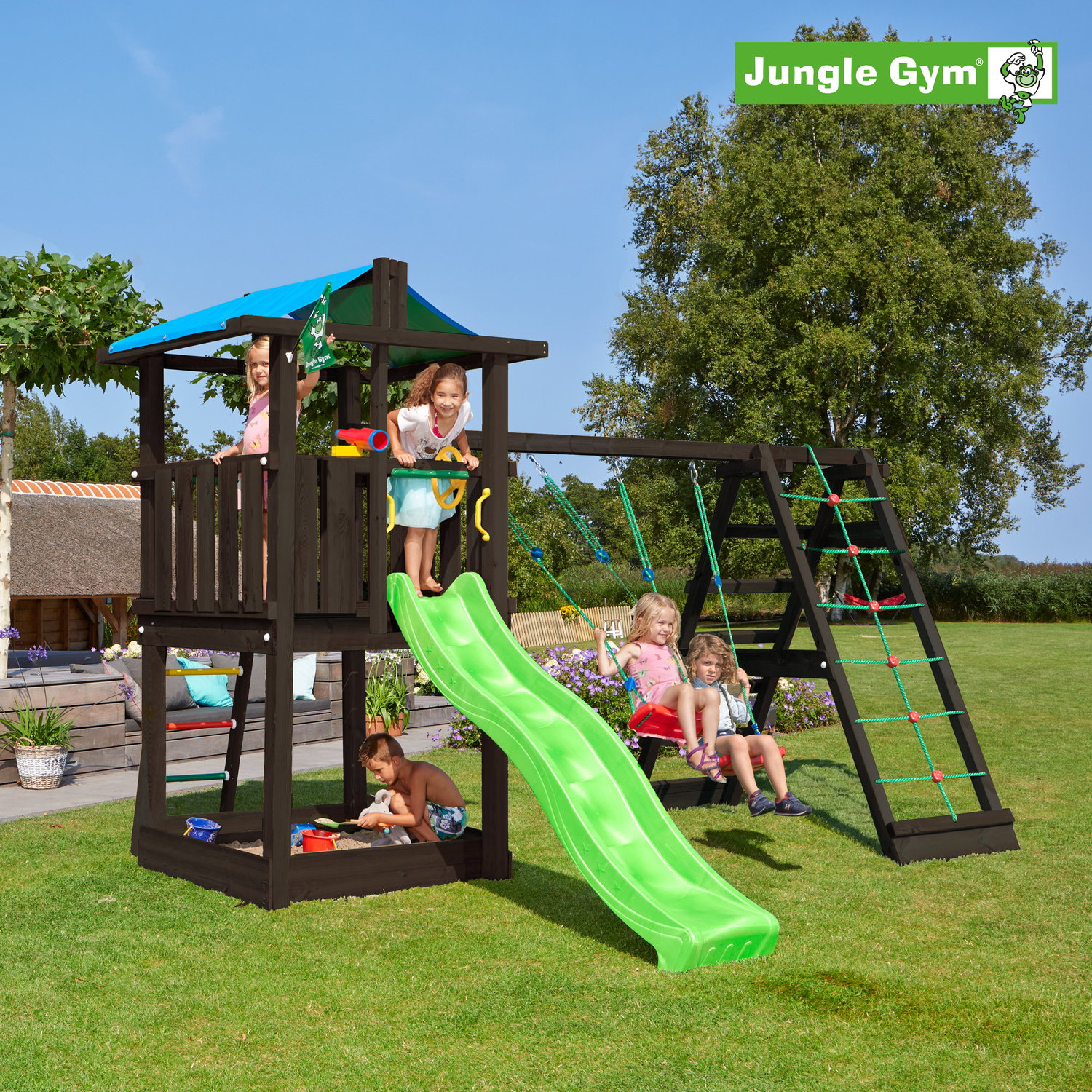 Jungle Gym legetårn med rutsjebane og gynger Børn leger på Jungle Gym legetårn med rutsjebane