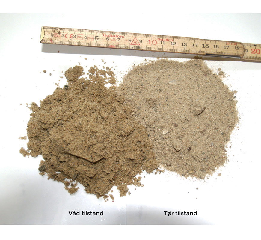 Sand i våd og tør tilstand med lineal Sand i våd og tør tilstand vist med målelineal