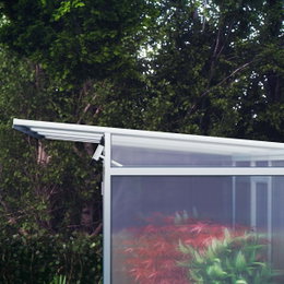 Drivhus med polycarbonat og automatisk vindue Side af drivhus med polycarbonat og planter