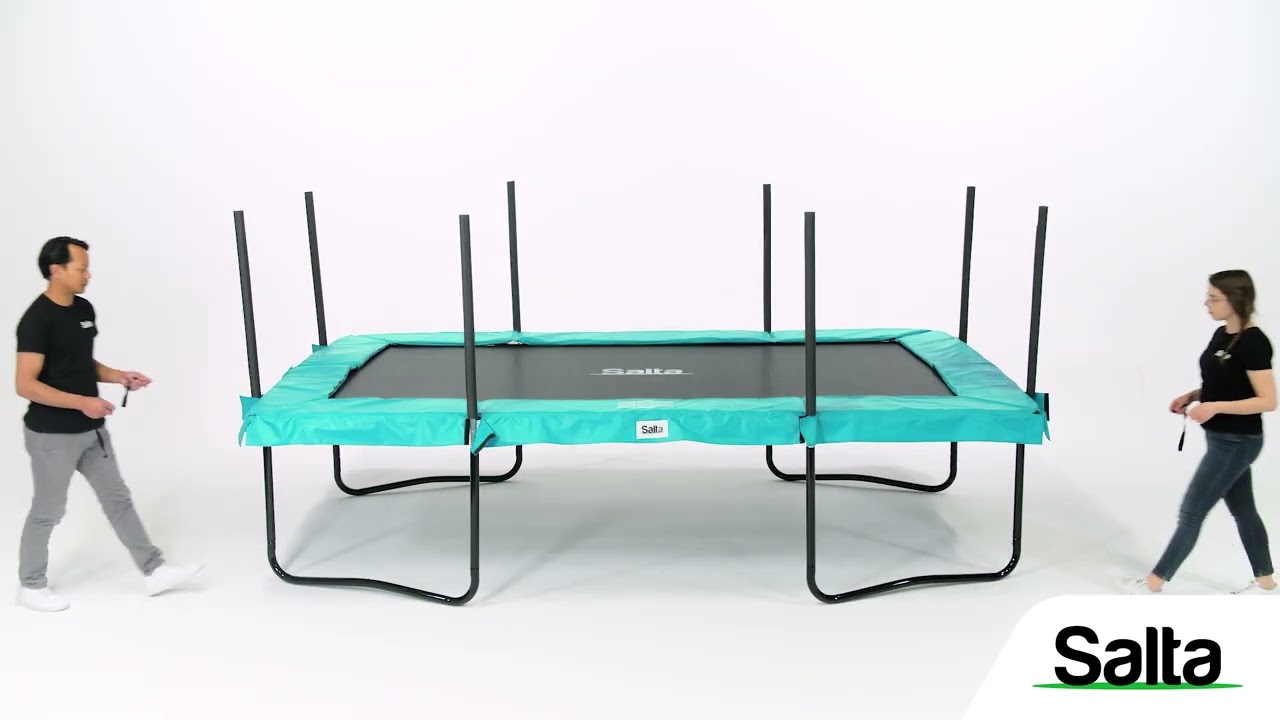 Salta cover til trampolin Ø305 cm, sort. Produktbillede af beskyttelsesdækken fra Salta til udendørs trampolin, designet til at beskytte mod vejr, snavs og sollys.