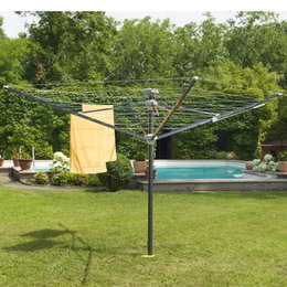 Rundt tørrestativ i have ved pool