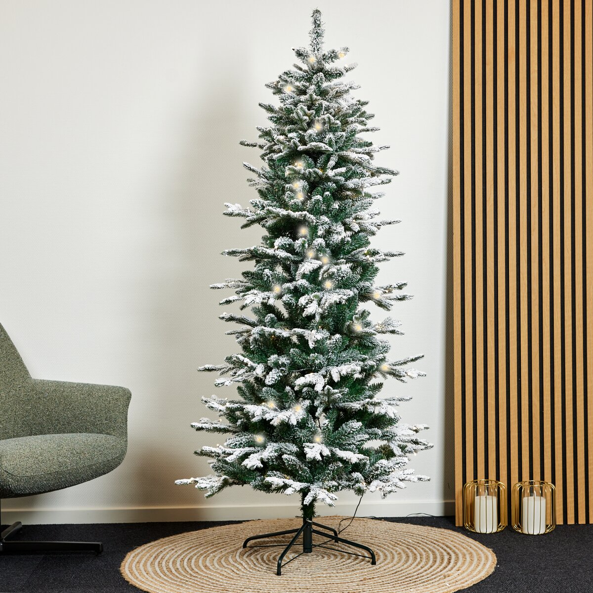 Snel udsmykket kunstigt juletræ med LED-lys Slankt kunstigt juletræ med sne og varme LED-lys