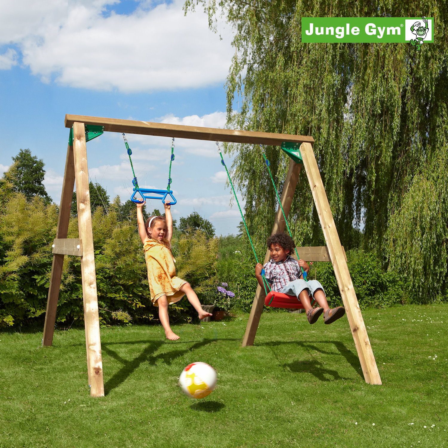 Jungle Gym gyngestativ i træ til haven Børn leger på Jungle Gym gyngestativ i haven