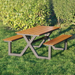 Bord-/bænkesæt X-model teak nonwood med antracit aluminiumsstel – HORTUS HORTUS bord-/bænkesæt X-model i teakfarvet nonwood med antracit X-formet aluminiumsstel, vedligeholdelsesfri udendørs bord- og bænkset placeret på græs