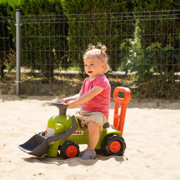 Traktor med rat, horn og skubbehåndtag Claas Vintage FALK – babylegetraktor til 1–3 år Barn sidder på Claas Vintage FALK babylegetraktor i grøn/orange med rat, horn, skubbehåndtag og skovl – retro design, stabil gangstøtte og motorikleg for børn 1–3 år