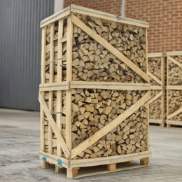 Brændetårn med ovntørt avnbøg i trækrate (2. sortering), 1,8 m³. Hvidligt, hårdt jerntræ (avnbøg), ovntørret og klart til brug som pejsebrænde fra BMB.