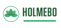 Holmebo logo — grøn lotus i cirkel med firmatekst og grøn streg Holmebo logo: grøn lotusblomst i cirkel til venstre, stort firmanavn 'HOLMEBO' og en horisontal grøn streg