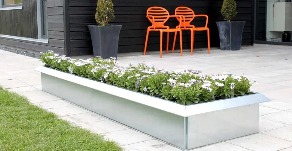 Højbed i galvaniseret stål med blomster på terrasse