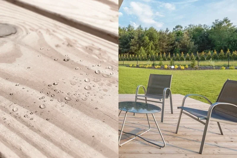 Træterrasse med vanddråber og havemøbler ved græsplæne Nærbillede af træterrasse med vandperler på overfladen, og havestole samt bord på terrassen med udsigt til en grøn græsplæne og træer