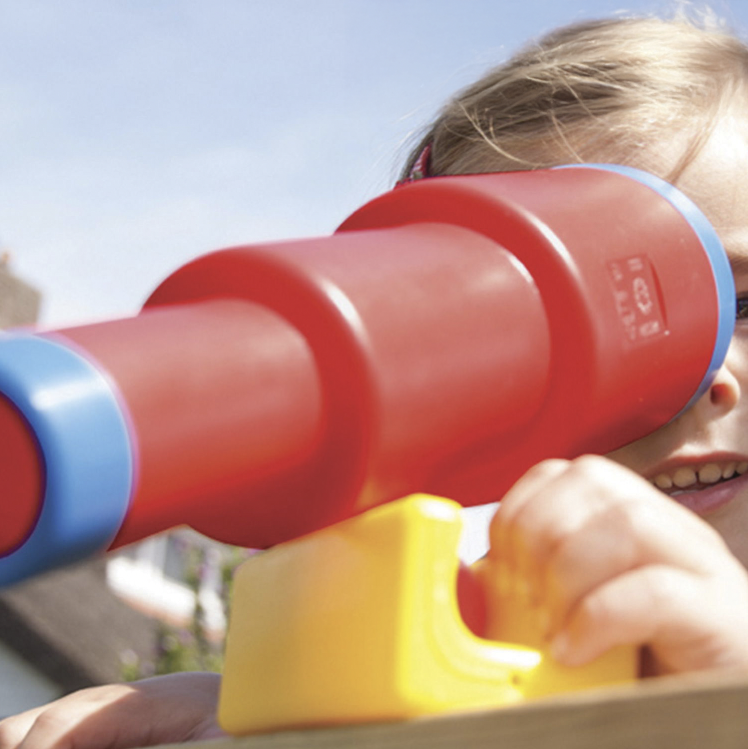 Jungle Gym stjernekikkert - rødt bevægeligt teleskop til klatretårn, inkl. monteringsbolte Børn kigger gennem Jungle Gym stjernekikkert i rød og blå; bevægeligt teleskop til montering på klatretårn, fremmer rumlig forståelse og koncentration, leveres med monteringsbolte