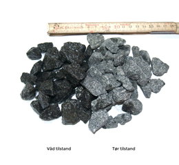 Sort granitskærver våde og tørre Sort granitskærver vist i våd og tør tilstand