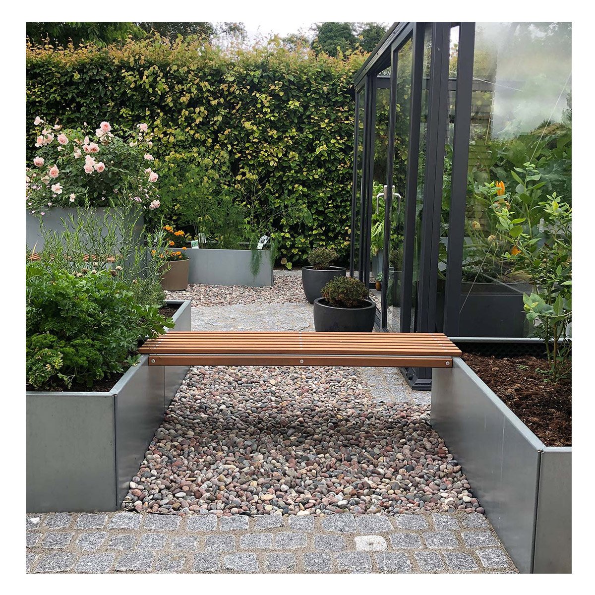 Land Modern  Bænk med mahognilister, Corten
