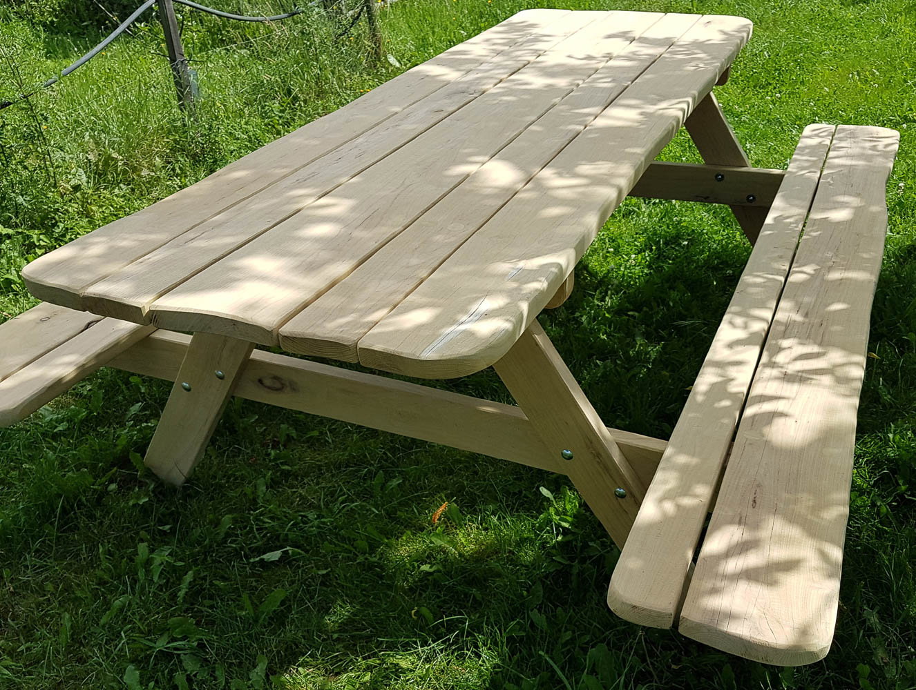 Træ picnicbord med bænke til haven Robust træ picnicbord med fastmonterede bænke i have