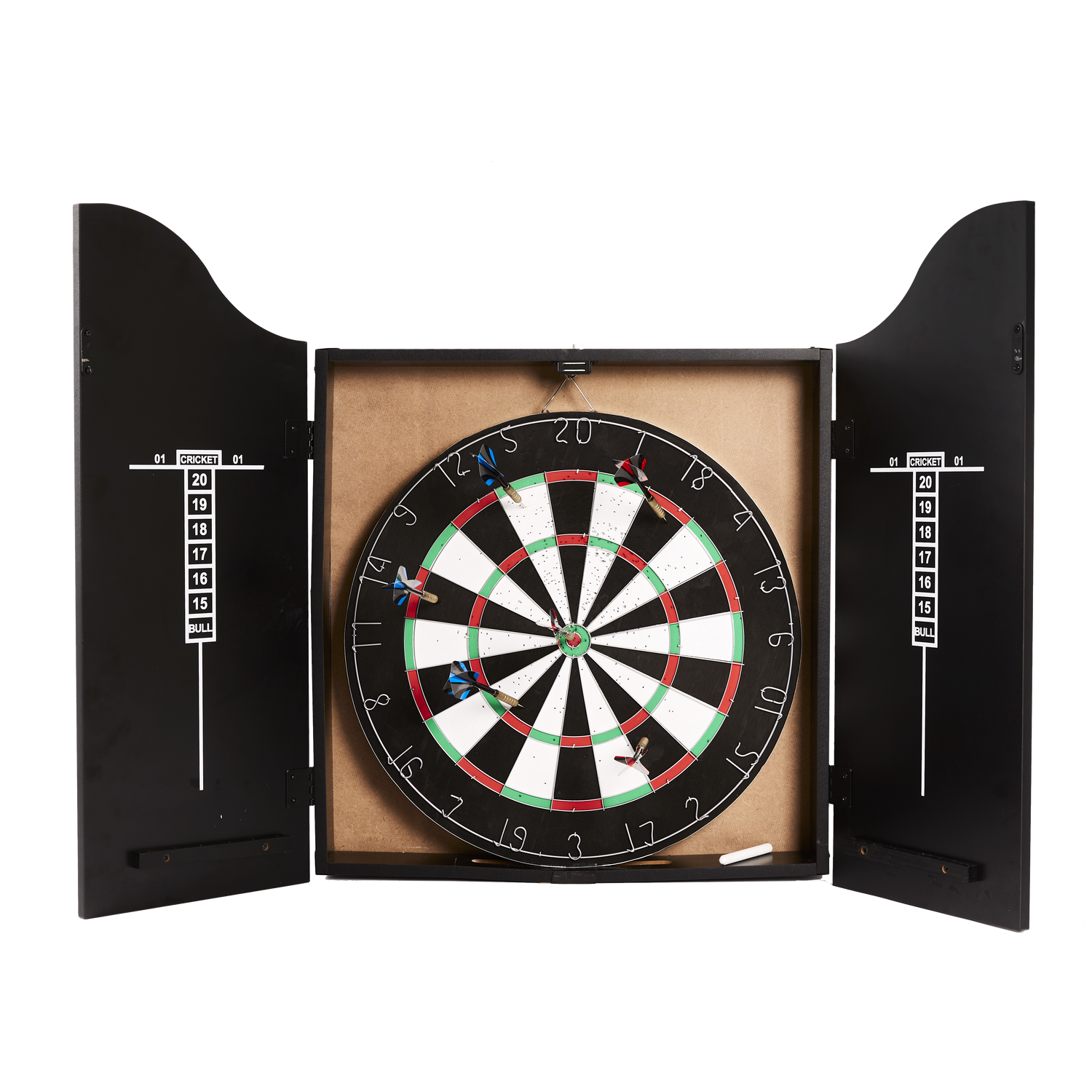 Åbent dartskab med dartskive og pile