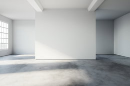 Lyst, minimalistisk rum med beton­gulv