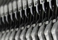 Nærbillede af metal lynlåsskyder i række Nærbillede af gentagne metal lynlåsskyder og tænder i tæt række