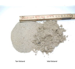 Sand i tør og våd tilstand med tommestok Finkornet sand i tør og våd tilstand ved tommestok