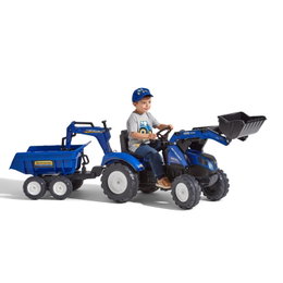 Blå pedaltraktor til børn med vogn og skovl Dreng kører blå pedaltraktor med trailer og frontskovl