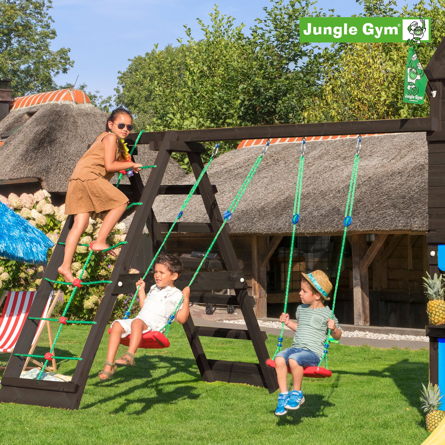 Børn leger på Jungle Gym gyngestativ i haven