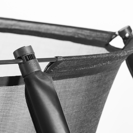 Detalje af sort trampolinsikkerhedsnet Nærbillede af sort trampolinsikkerhedsnet og stolpe