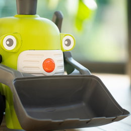 Traktor med rat, horn og skubbehåndtag Claas Vintage FALK – babylegetraktor til 1-3 år, retro-design Claas Vintage FALK babylegetraktor i grønt med rat, horn, skubbehåndtag og frontskovl – stabil gangstøtte og motorikleg for 1–3 årige