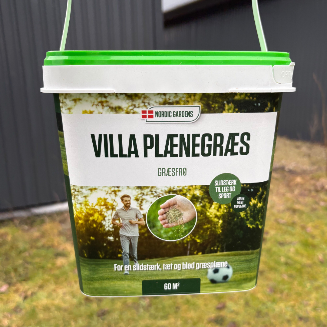 Spand med Nordic Gardens Villa Plænegræs græsfrø (5 l) til 60 m² – robust, tæt og slidstærk græsblanding egnet til sport, leg og almindelige haver