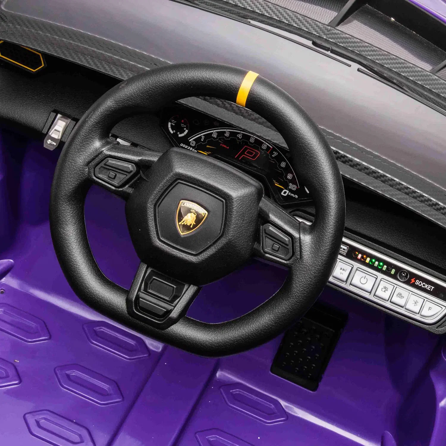 Lamborghini Autentica elbil til børn – lilla, 4 x 10,8V motor, EVA-hjul | NORDIC PLAY Nærbillede af rat og instrumentbræt i lilla Lamborghini Autentica elbil til børn fra NORDIC PLAY, med realistisk Lamborghini-logo, kontrolpanel, strømindikator og lilla EVA-gulv