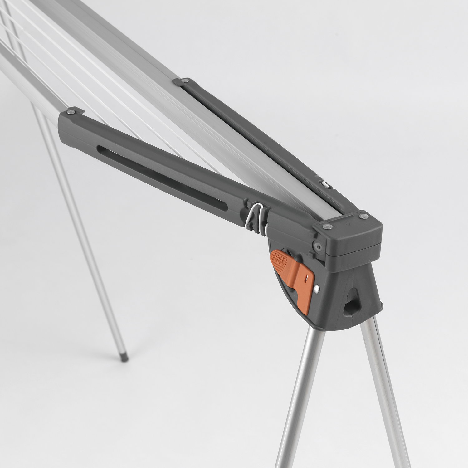 Foldbar tørrestativ i metal med låsemekanisme Detalje af foldbart tørrestativ med sikker lås