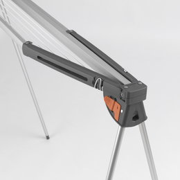 Foldbar tørrestativ i metal med låsemekanisme Detalje af foldbart tørrestativ med sikker lås