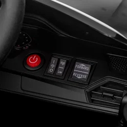 Detalje af instrumentpanel i sort BMW M4 elbil til børn fra NORDIC PLAY: rød tænd/sluk-knap, speed-omskifter (High/Low) og Forward/Reverse-knap. Licenseret børnebil med fjernbetjening, MP3 og Bluetooth.