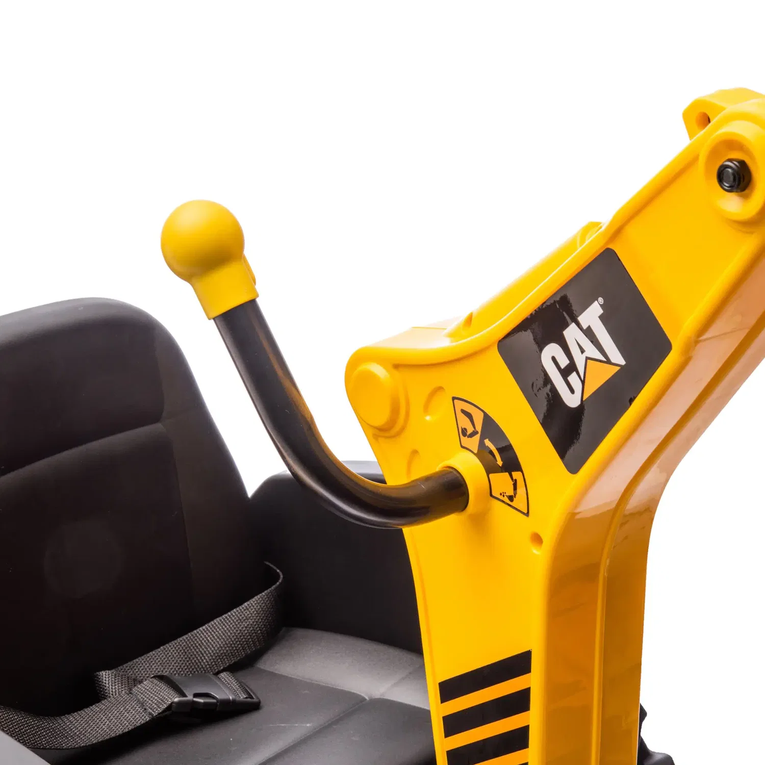 CAT® el-rendegraver Nordic Play 2 x 10,8V – nærbillede af førersæde, joystick og CAT-logo Nærbillede af CAT® el-rendegraver fra Nordic Play: sort førersæde med sikkerhedssele, gul joystick og synligt CAT-logo, realistisk el-legetøj til børn