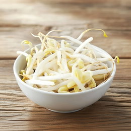 Økologiske mungbønnespirer frø 30 g - Buzzy | Friske sprøde mungbønnespirer til salat, wok og suppe Hvid skål med friske, sprøde økologiske mungbønnespirer fra Buzzy - perfekte til asiatisk madlavning, salater og wok. Frisk, nøddeagtig smag. Produkt: økologiske frø 30 g.