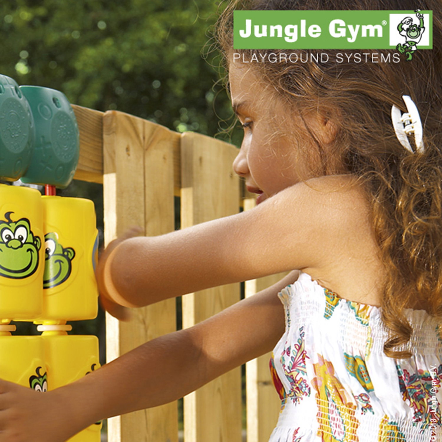 Jungle Gym legetilbehør til legetårn Pige leger med Jungle Gym klodser på legeplads