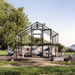 Moderne havestue i sort aluminium og glas Eksklusiv sort havestue med loungesæt i haven
