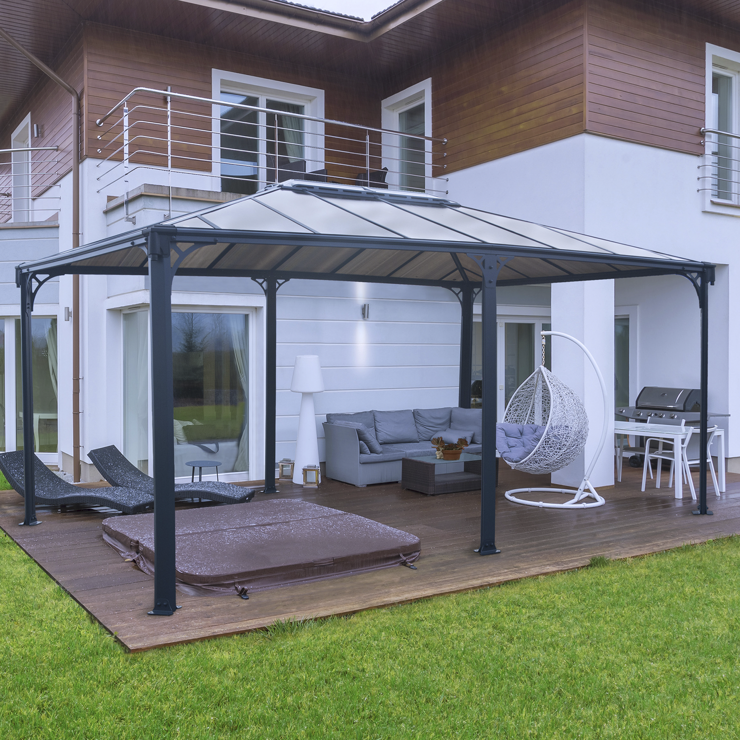 Moderne havepavillon på træterrasse med sofa og spabad