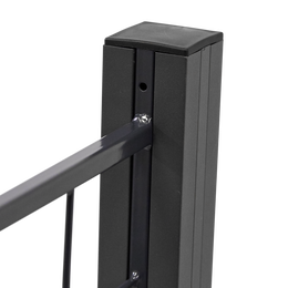 Nærbillede af stolpe til sort metalhegn