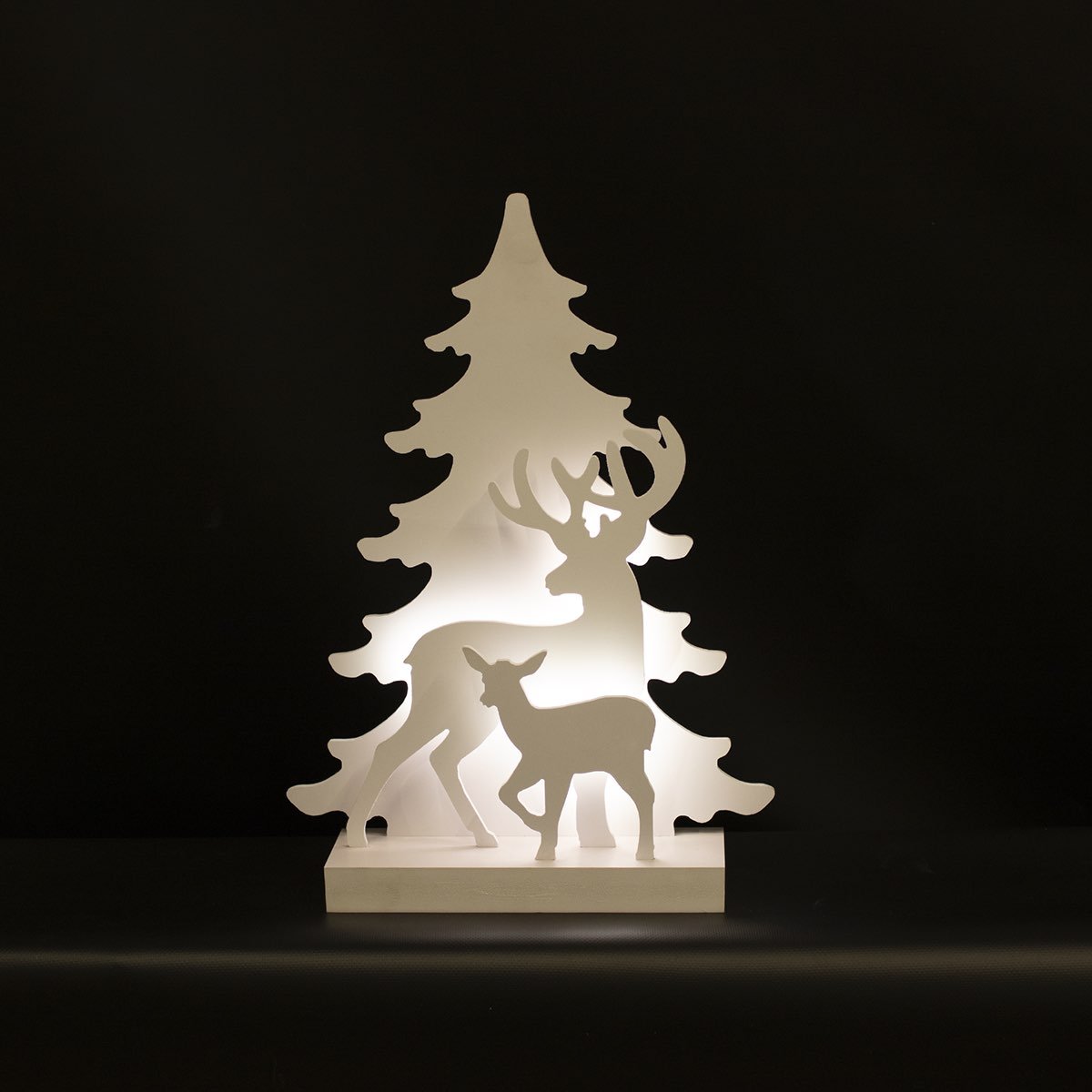 Hvid LED juledekoration med rensdyr foran træ