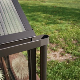 Detalje af aluminiumsdrivhus med tagrende Nærbillede af sort aluminiumsdrivhus med tagrende