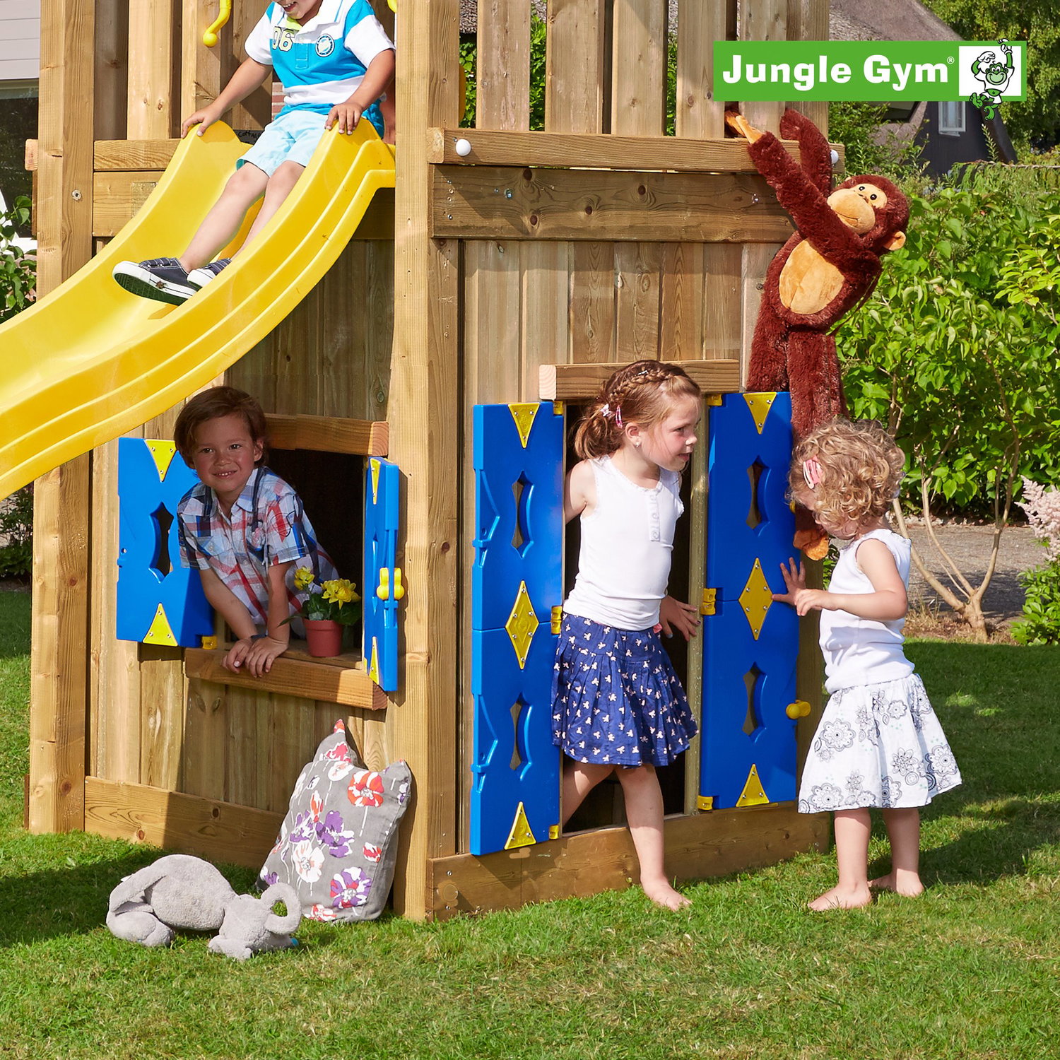 Jungle Gym legetårn til haven med rutsjebane Børn leger på Jungle Gym legetårn med rutsjebane